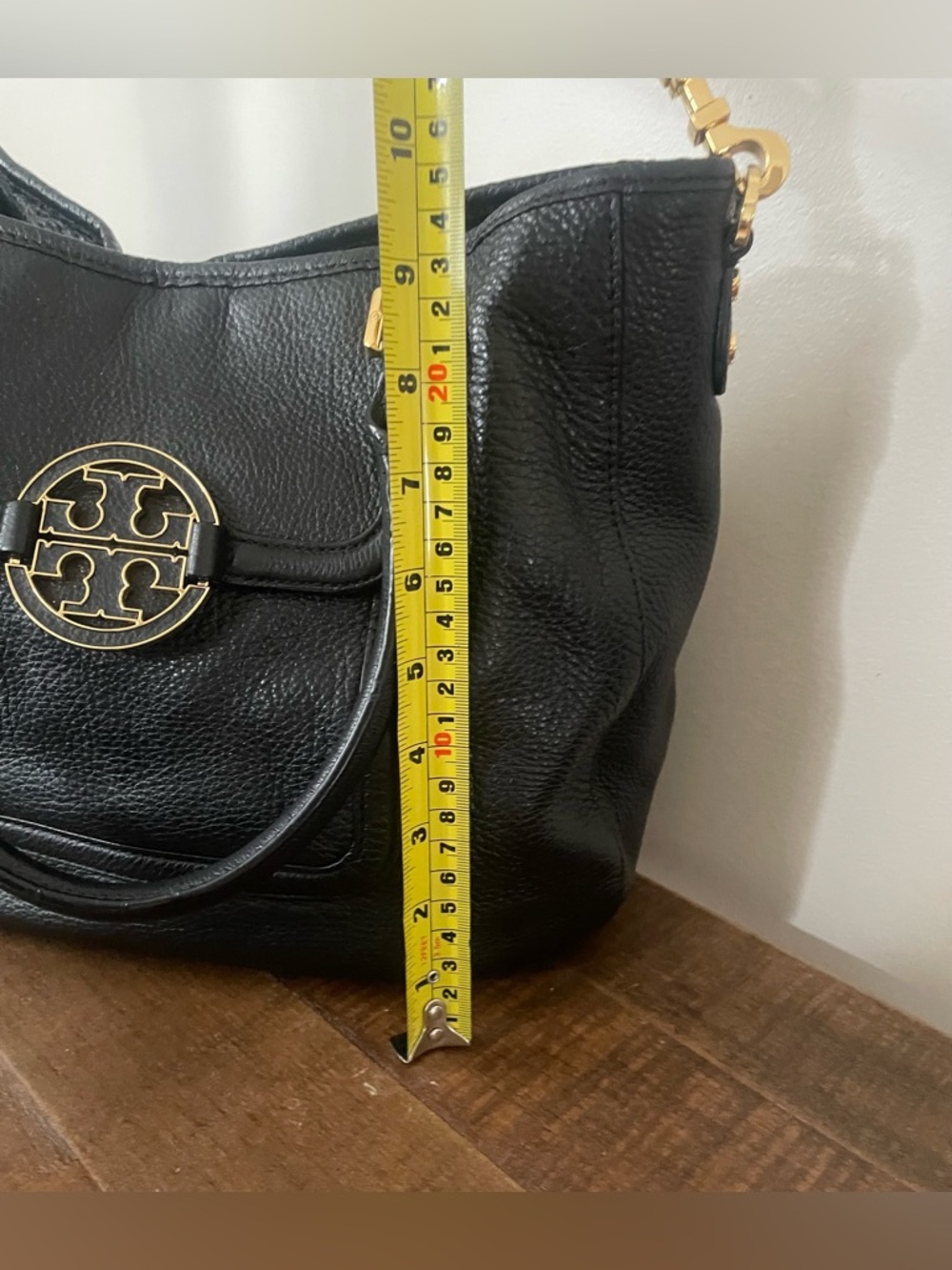 Tory Burch Black Leather Shoulder Bag with Gold Logo - Picture 10 of 12